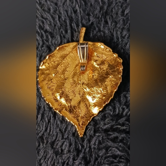 Vintage Gold Tone Leaf Pendant - Picture 3 of 5